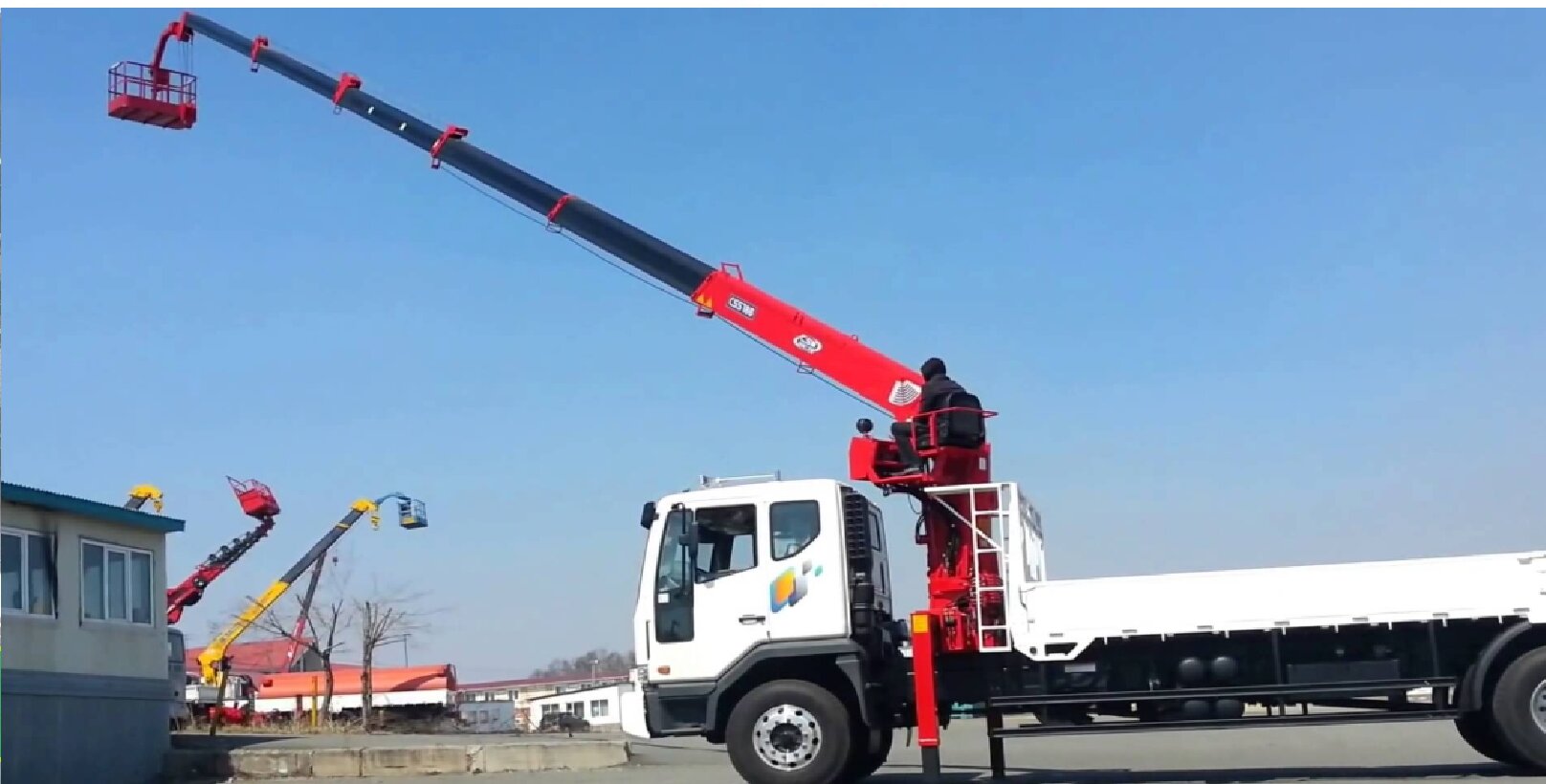 Xe cẩu tự hành nâng hạ hàng hóa