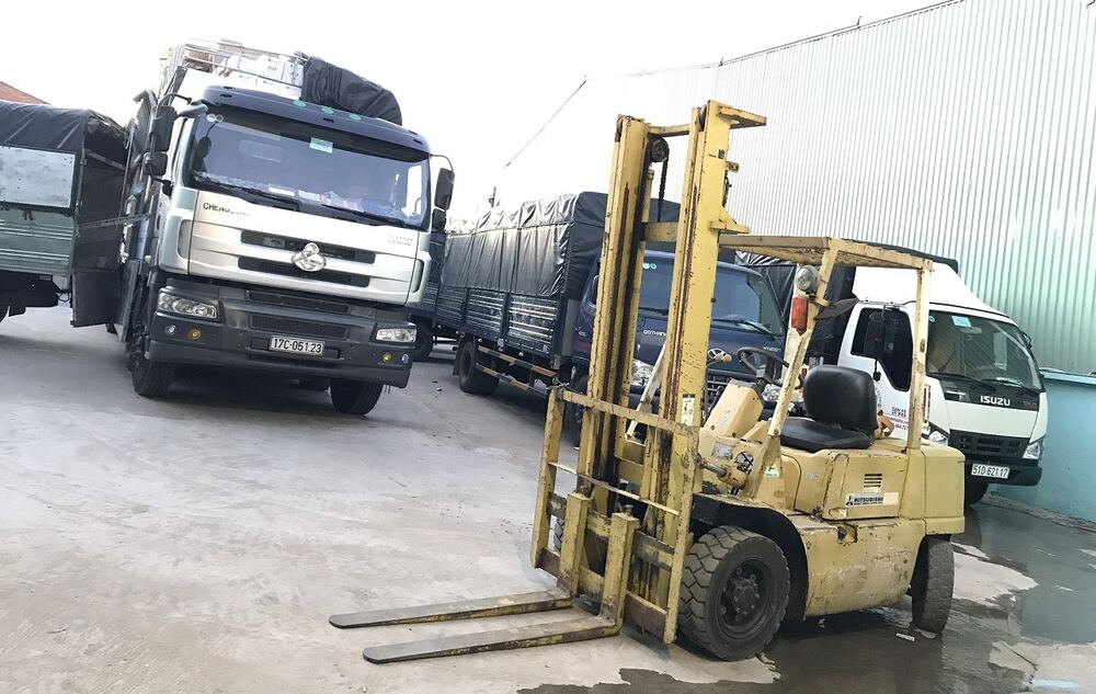 Bốc xếp hàng ghép lên xe tải