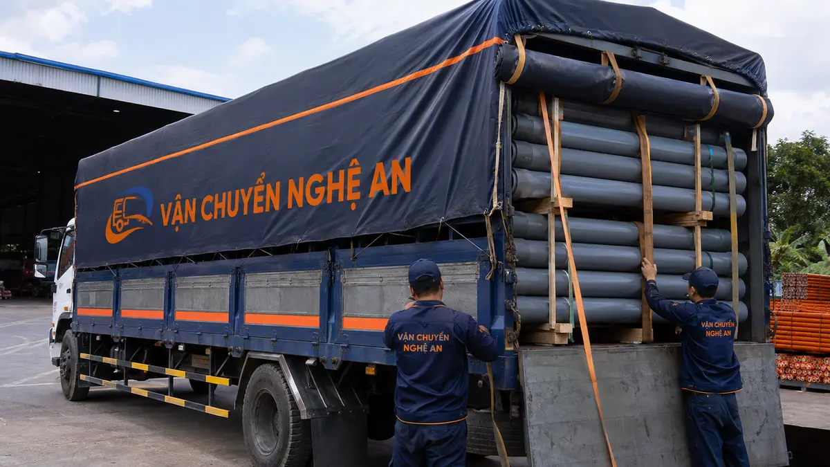 vận chuyển hàng cồng kềnh từ Hà Nội về Nghệ An - xếp ống nhựa dài lên xe tải
